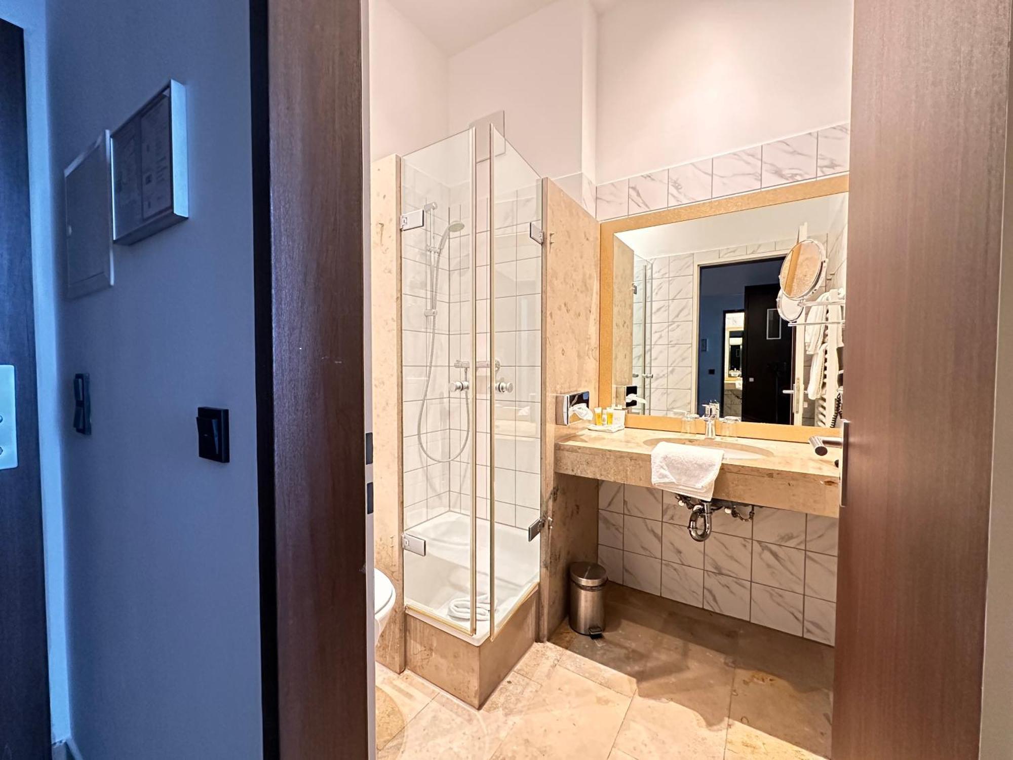 Devin Art Hotel Dusseldorf Ngoại thất bức ảnh